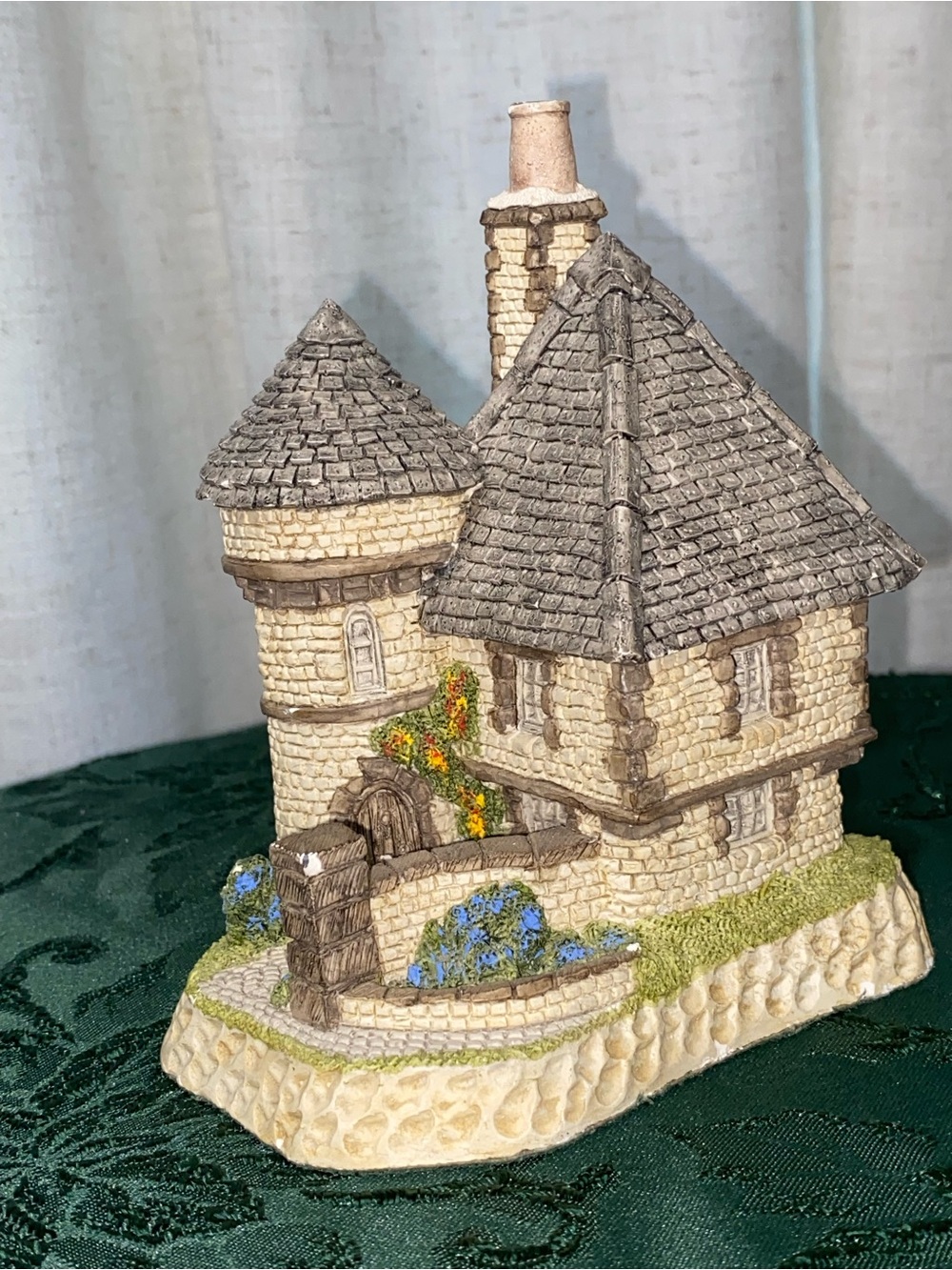 David Winter Gatekeepers TM Scottish Cottage Figurine Decor